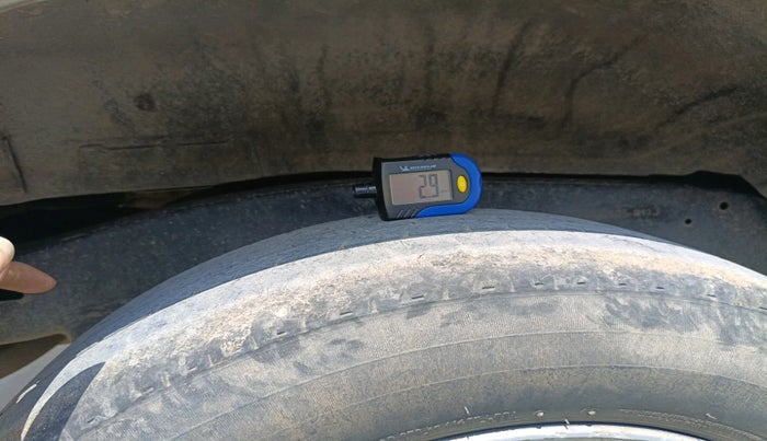 2013 Toyota Innova 2.5 VX 8 STR, Diesel, Manual, 1,84,472 km, tyre