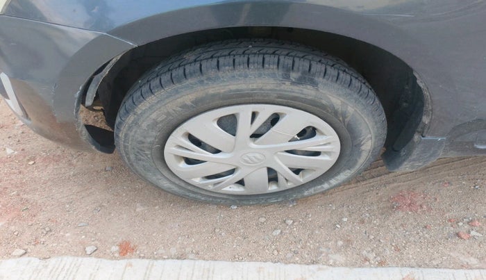 2017 Maruti Swift VXI O, Petrol, Manual, 2,25,971 km, tyre