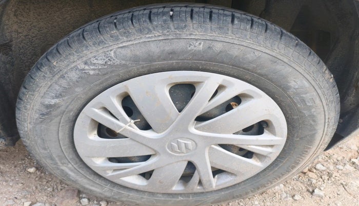 2017 Maruti Swift VXI O, Petrol, Manual, 2,25,971 km, tyre