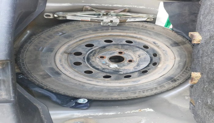 2017 Maruti Swift VXI O, Petrol, Manual, 2,25,971 km, tyre