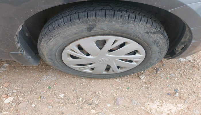 2017 Maruti Swift VXI O, Petrol, Manual, 2,25,971 km, tyre