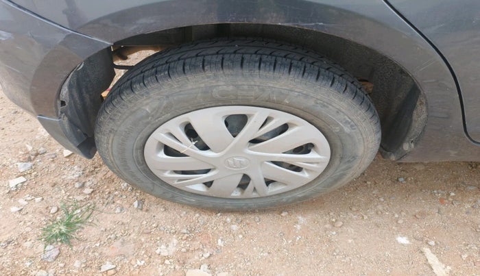 2017 Maruti Swift VXI O, Petrol, Manual, 2,25,971 km, tyre