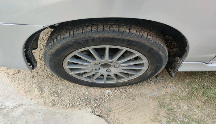 2012 Toyota Innova 2.5 VX 8 STR, Diesel, Manual, 1,71,693 km, tyre
