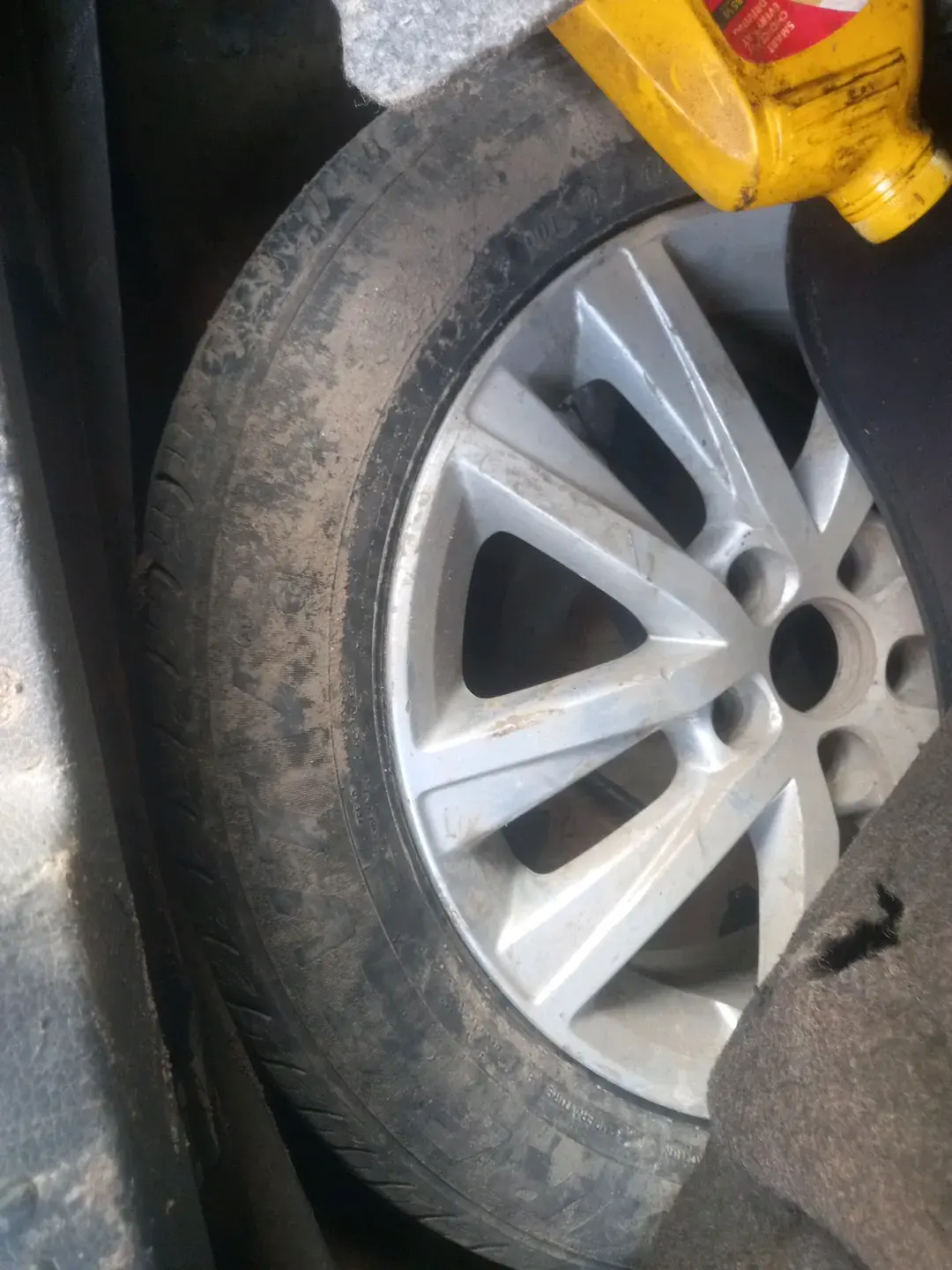 2013 Volkswagen Polo HIGHLINE1.2L, Petrol, Manual, 84,150 km, tyre