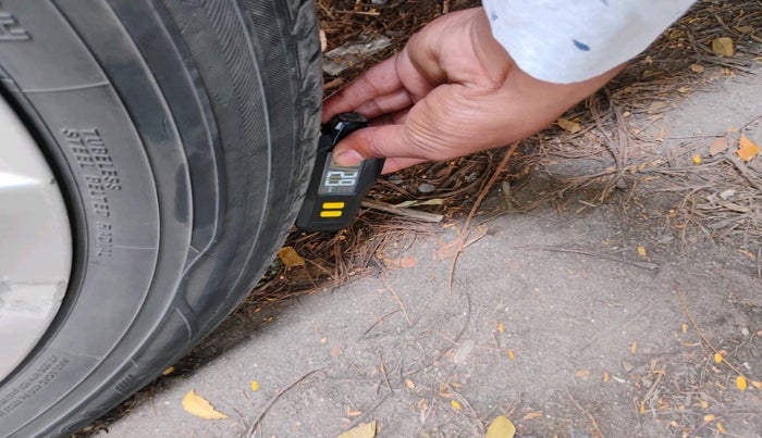 2011 Volkswagen Passat COMFORTLINE DSG, Diesel, Automatic, 1,29,053 km, tyre