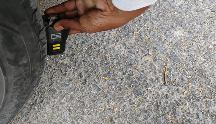 2011 Volkswagen Passat COMFORTLINE DSG, Diesel, Automatic, 1,29,053 km, tyre