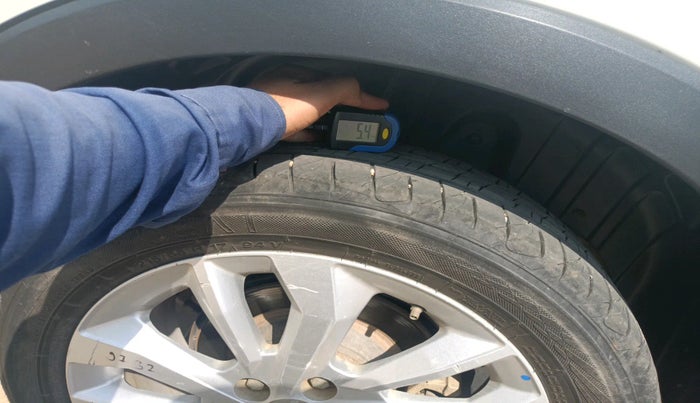 2021 Mahindra XUV300 W8 1.2 PETROL, Petrol, Manual, 51,437 km, tyre