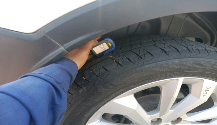 2021 Mahindra XUV300 W8 1.2 PETROL, Petrol, Manual, 51,437 km, tyre