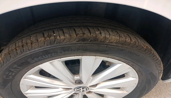 2023 Volkswagen VIRTUS HIGHLINE TSI 1.0 AT, Petrol, Automatic, 26,244 km, tyre