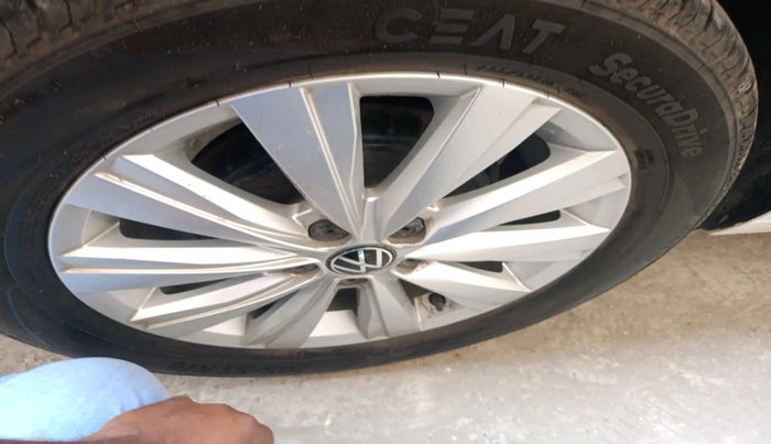 2023 Volkswagen VIRTUS HIGHLINE TSI 1.0 AT, Petrol, Automatic, 26,244 km, tyre