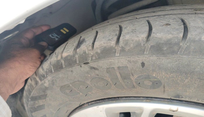 2014 Toyota Innova 2.5 GX 8 STR, Diesel, Manual, 1,30,111 km, tyre