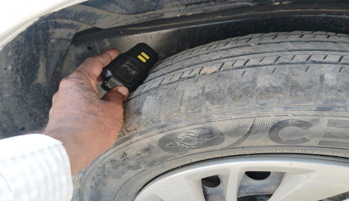 2014 Toyota Innova 2.5 GX 8 STR, Diesel, Manual, 1,30,111 km, tyre