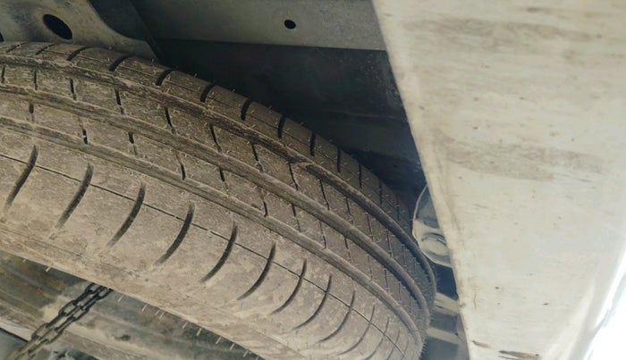 2014 Toyota Innova 2.5 GX 8 STR, Diesel, Manual, 1,30,111 km, tyre