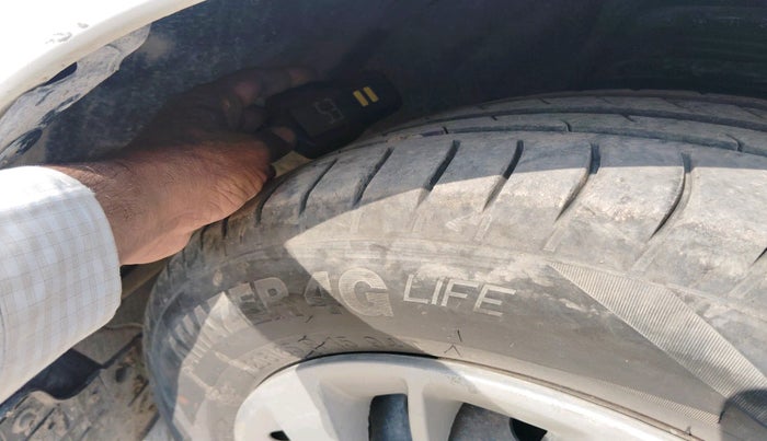 2014 Toyota Innova 2.5 GX 8 STR, Diesel, Manual, 1,30,111 km, tyre