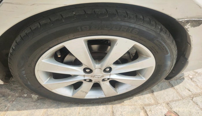 2011 Hyundai Verna FLUIDIC 1.6 CRDI SX OPT, Diesel, Manual, 1,26,904 km, tyre