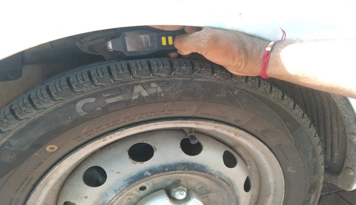 2017 Hyundai Eon ERA +, Petrol, Manual, 1,04,610 km, tyre