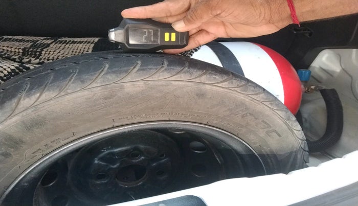 2017 Hyundai Eon ERA +, Petrol, Manual, 1,04,610 km, tyre