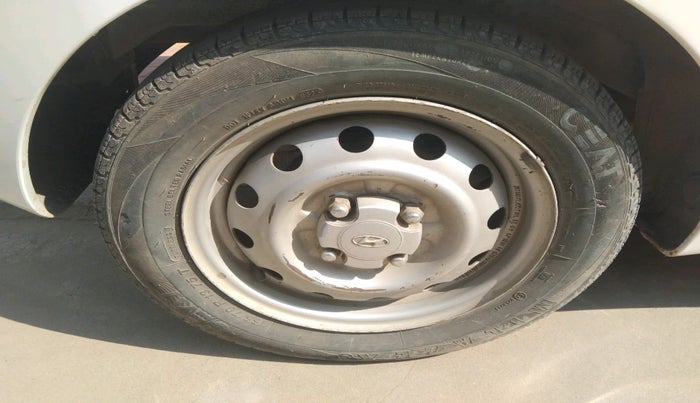 2017 Hyundai Eon ERA +, Petrol, Manual, 1,04,610 km, tyre