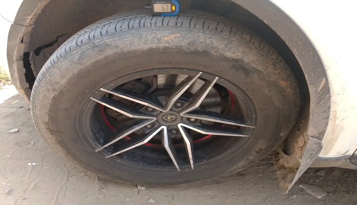 2017 Mahindra XUV500 W10 AT 1.99, Diesel, Automatic, 1,50,449 km, tyre