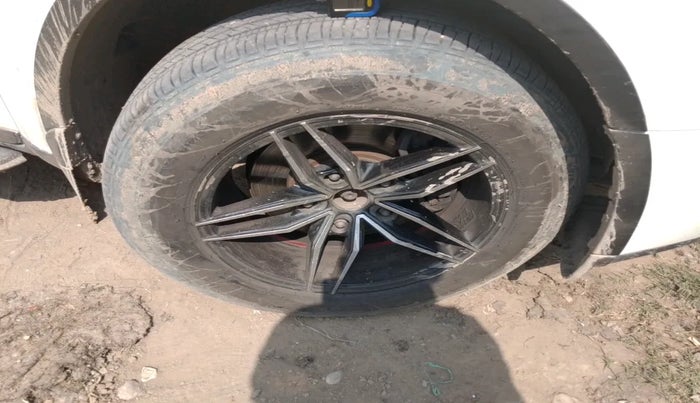 2017 Mahindra XUV500 W10 AT 1.99, Diesel, Automatic, 1,50,449 km, tyre