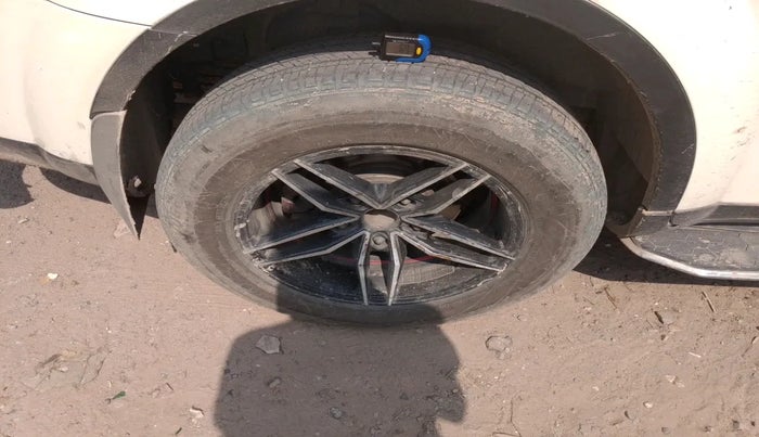 2017 Mahindra XUV500 W10 AT 1.99, Diesel, Automatic, 1,50,449 km, tyre