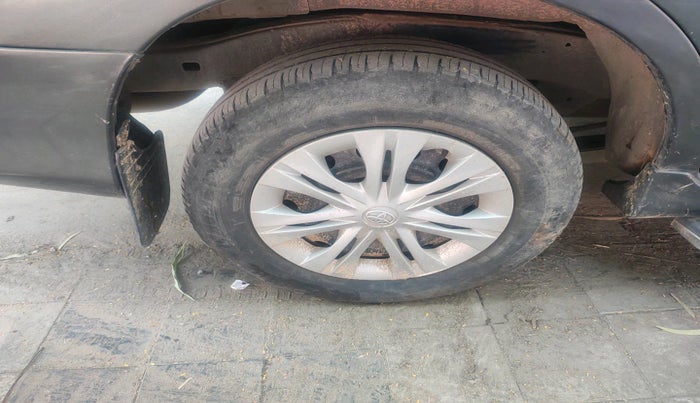 2015 Toyota Innova 2.5 G 7 STR, Diesel, Manual, 2,06,497 km, tyre