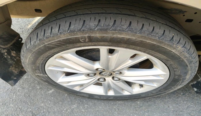 2019 Toyota Innova Crysta 2.8 ZX AT 7 STR, Diesel, Automatic, 1,86,495 km, tyre