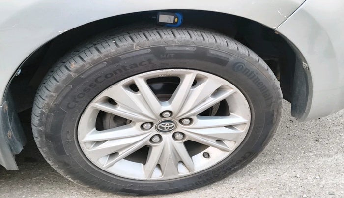 2016 Toyota Innova Crysta 2.8 ZX AT 7 STR, Diesel, Automatic, 1,45,064 km, tyre