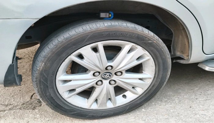 2016 Toyota Innova Crysta 2.8 ZX AT 7 STR, Diesel, Automatic, 1,45,064 km, tyre