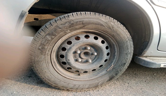 2011 Toyota Innova 2.5 G4 8 STR, Diesel, Manual, 2,60,546 km, tyre