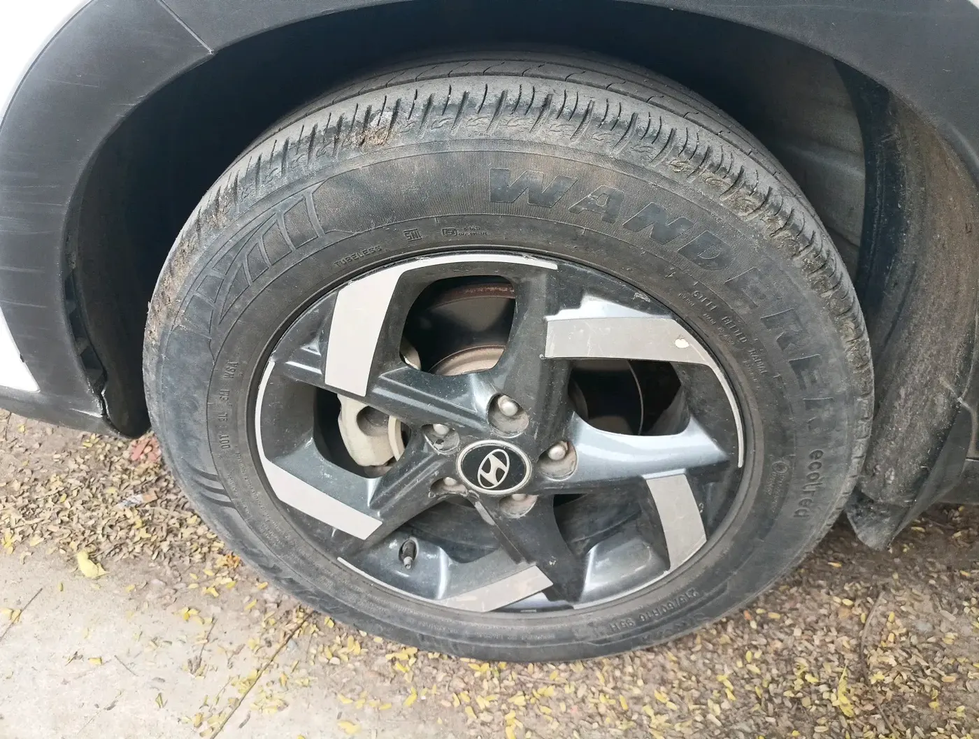 2019 Hyundai VENUE SX PLUS 1.0 TURBO DCT DUAL TONE, Petrol, Automatic, 11,04,500 km, tyre
