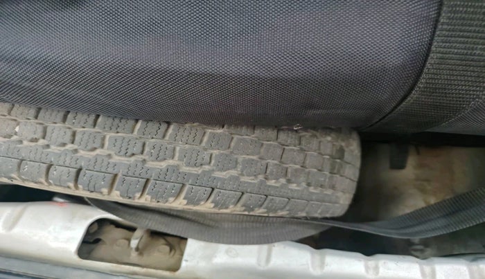 2012 Hyundai Eon ERA +, Petrol, Manual, 1,11,892 km, tyre