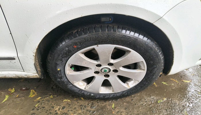 2010 Skoda Superb ELEGANCE 2.0 TDI CR AT, Diesel, Automatic, 1,46,868 km, tyre