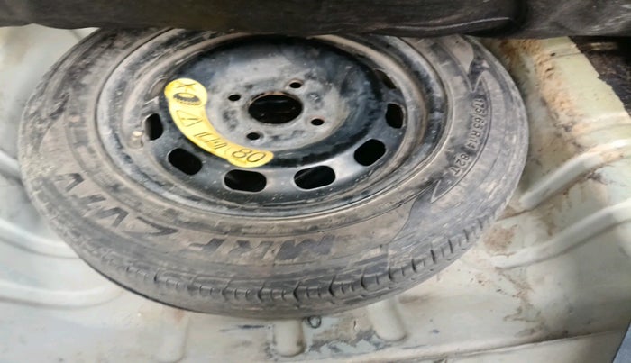 2011 Ford Fiesta TITANIUM PETROL, Petrol, Manual, 1,06,150 km, tyre