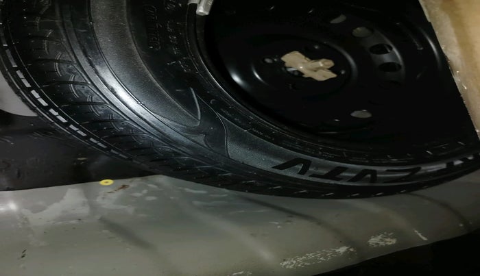 2017 Hyundai Verna 1.6 VTVT SX, Petrol, Manual, 82,057 km, tyre