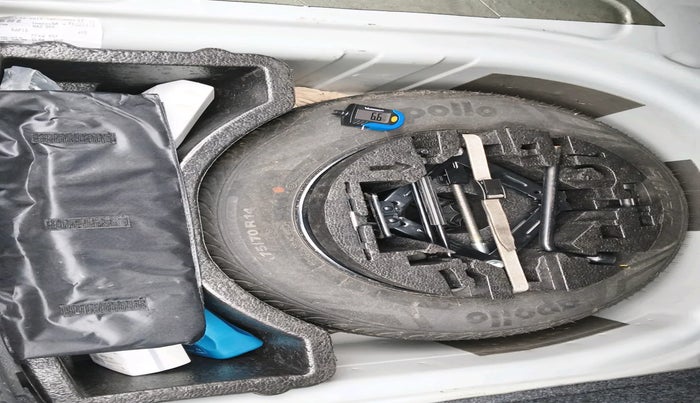 2016 Skoda Rapid AMBITION 1.6 MPI MT PLUS, Petrol, Manual, 87,082 km, tyre