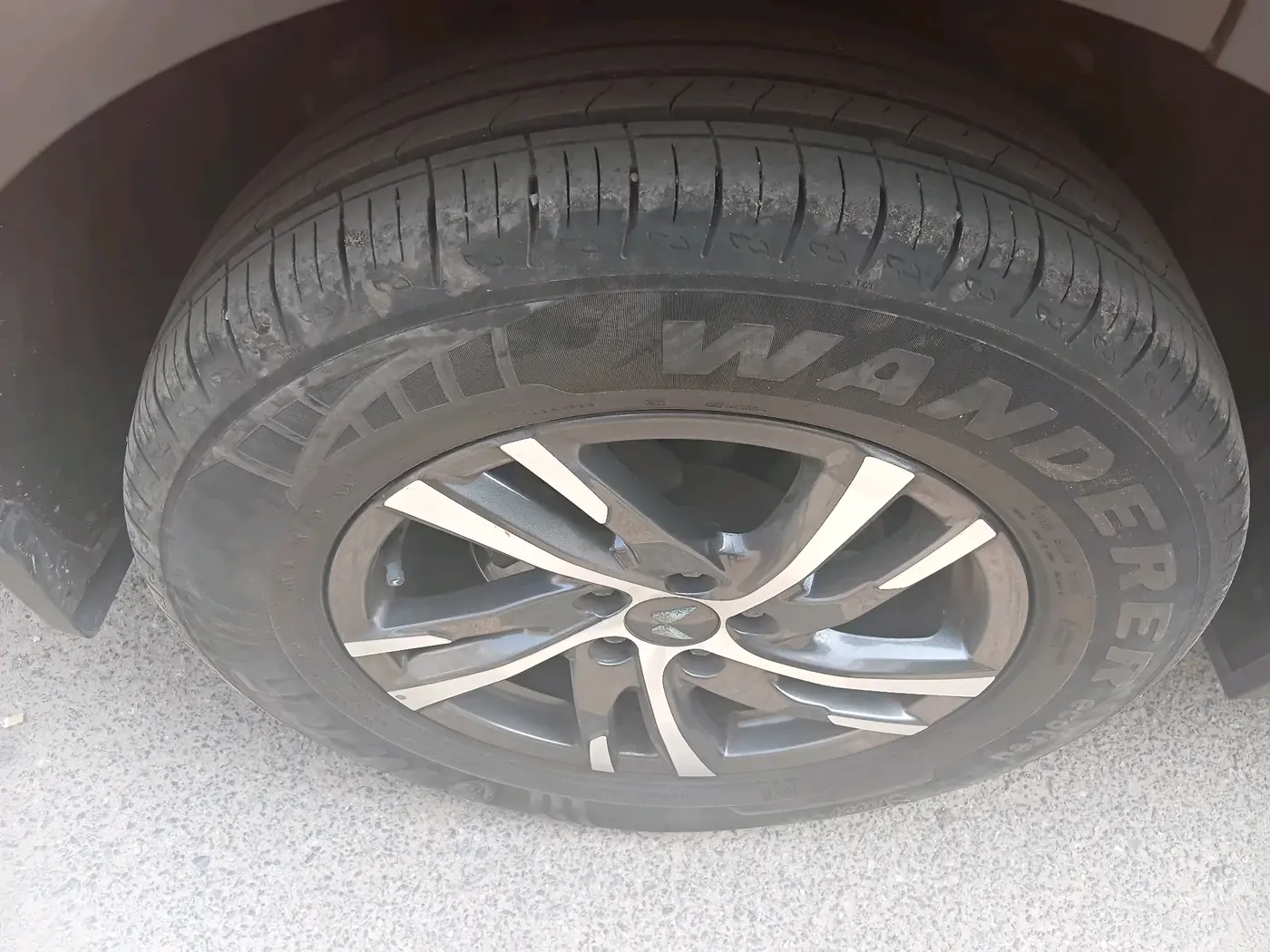 2022 Mahindra XUV700 AX 5 P AT 5 STR, Petrol, Automatic, 43,504 km, tyre