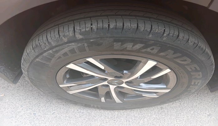 2022 Mahindra XUV700 AX 5 P AT 5 STR, Petrol, Automatic, 43,504 km, tyre