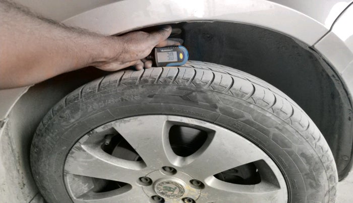 2011 Skoda Superb ELEGANCE 2.0 TDI CR AT, Diesel, Automatic, 1,57,720 km, tyre