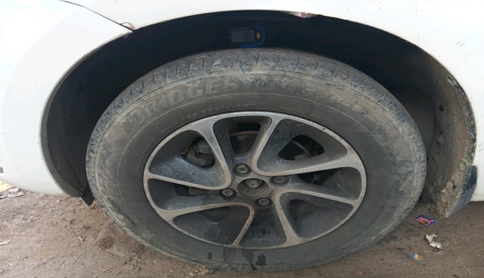 2017 Maruti Dzire VDI, Diesel, Manual, 1,99,824 km, tyre