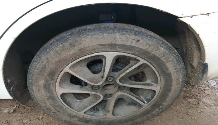 2017 Maruti Dzire VDI, Diesel, Manual, 1,99,824 km, tyre
