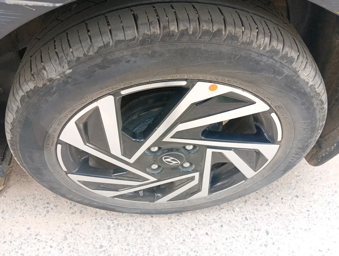 2024 Hyundai NEW I20 ASTA 1.2 MT, Petrol, Manual, 37,740 km, tyre