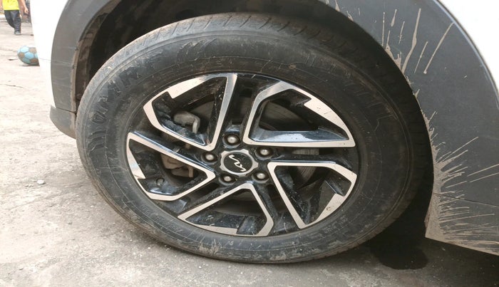 2023 KIA CARENS PRESTIGE PLUS 1.4 PETROL 7 STR, Petrol, Manual, 17,084 km, tyre