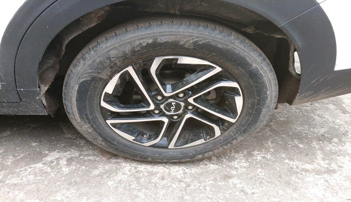 2023 KIA CARENS PRESTIGE PLUS 1.4 PETROL 7 STR, Petrol, Manual, 17,084 km, tyre