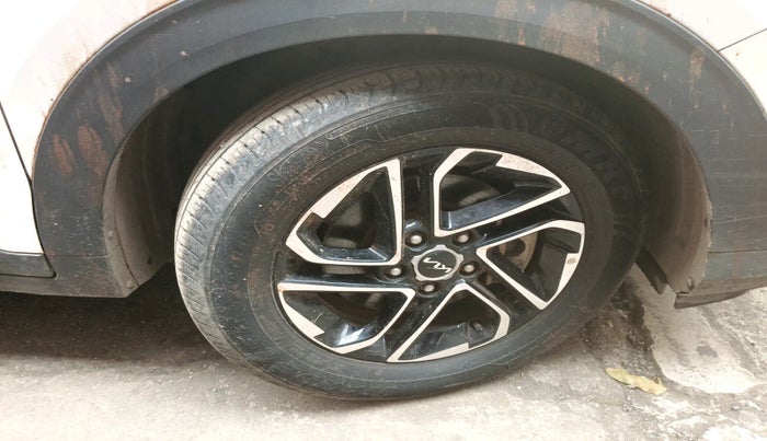 2023 KIA CARENS PRESTIGE PLUS 1.4 PETROL 7 STR, Petrol, Manual, 17,084 km, tyre