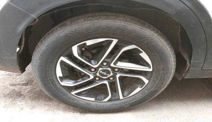 2023 KIA CARENS PRESTIGE PLUS 1.4 PETROL 7 STR, Petrol, Manual, 17,084 km, tyre