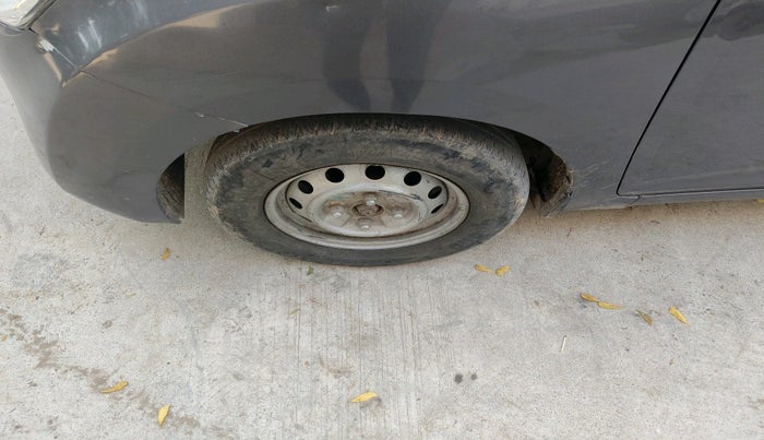 2016 Hyundai Eon ERA +, Petrol, Manual, 72,959 km, tyre