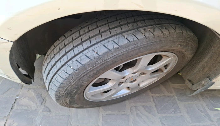 2011 Chevrolet Cruze LT, Diesel, Manual, 1,10,313 km, tyre