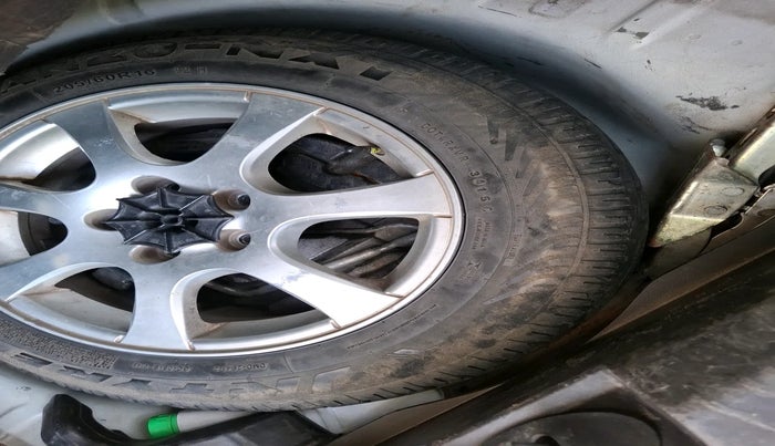 2011 Chevrolet Cruze LT, Diesel, Manual, 1,10,313 km, tyre