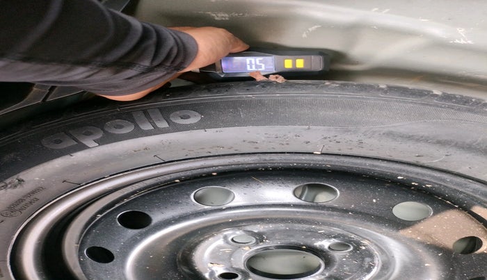 2020 Maruti Swift VXI, Petrol, Manual, 52,701 km, tyre